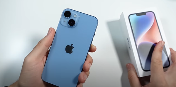 Màu Xanh Dương thực tế của iPhone 14 trong video unboxing của YouTuber Nick Ackerman